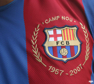 Escudo del Barça rodeado de laureles. Camp Nou y su año de fundación.