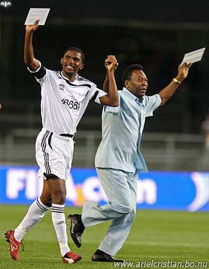 Eto'o y Pelé fueron las estrellas de la noche de Mandela.