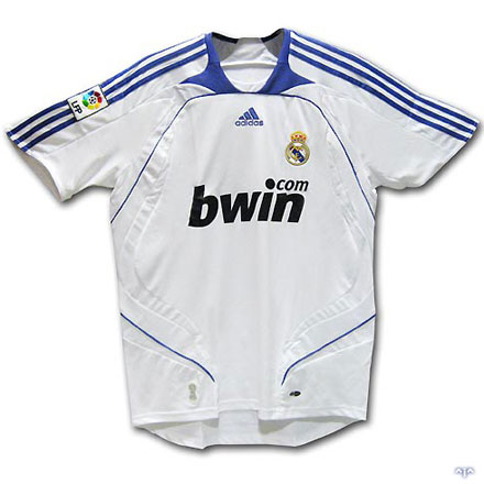 Nueva camiseta para la temporada 2007-2008 del Real Madrid.